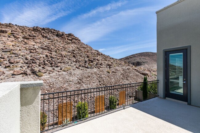 Building Photo - Luxury Rental with Mountain Views in Gated Henderson Community