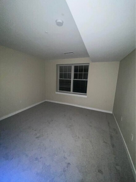 Building Photo - 30 Pond St