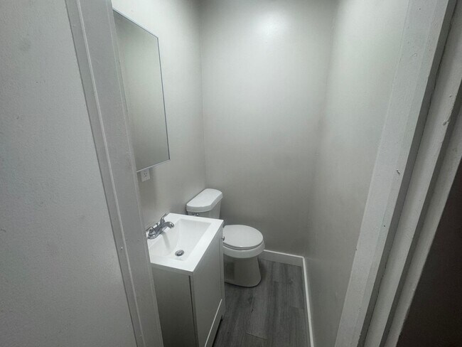 Building Photo - Charming 3-Bedroom Property in Prime Location