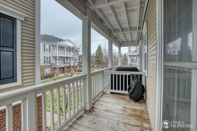 Building Photo - Two Bedroom with Garage near Grandview