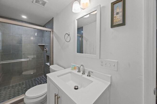 Building Photo - Charming Single-Family Home