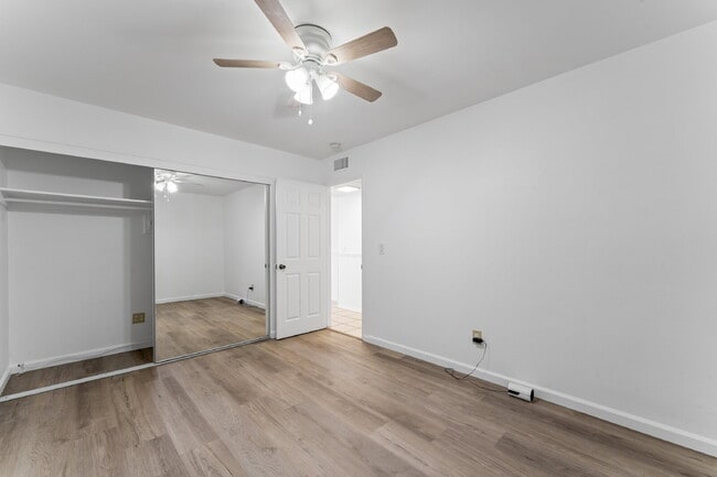 Building Photo - "Experience Luxurious Living: Spacious 4-B...