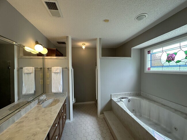 Building Photo - Gorgeous Home on the Lake in Lakeland!!