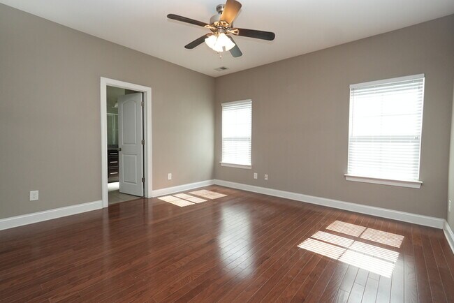 Building Photo - Charming 3-Bed, 3.5-Bath Home in a Peacefu...