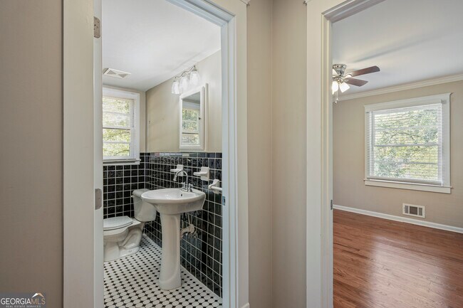 Building Photo - 3823 Kingswood Dr