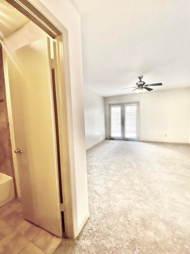 Building Photo - 4433 N Stanton St