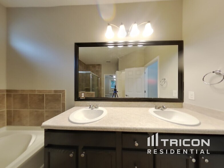 Building Photo - 5095 Brilliance Cir