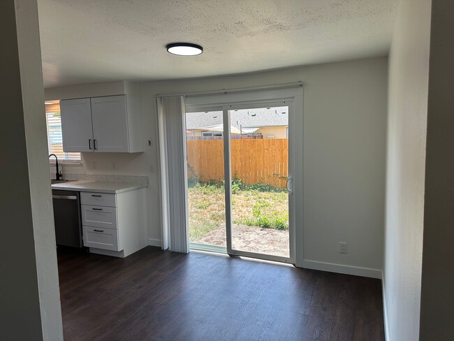 Building Photo - Beautifully updated 2 bedroom 1 bathroom d...