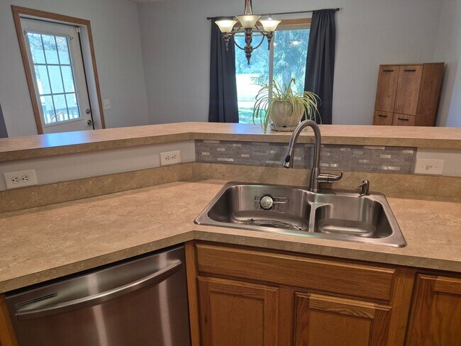 Building Photo - Townhome overlooking Park w/ Laundry & Att...