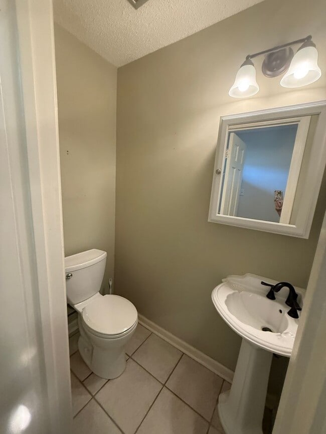 Building Photo - Beautiful 2 Bedroom Townhome off Jefferson