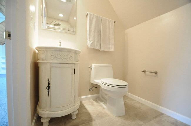 Building Photo - Classic 4 Bed 3.5 Single Family Home Sitti...
