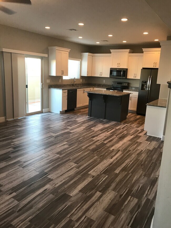 Building Photo - Very nice Townhouse in Santa Clara, with a POOL!!