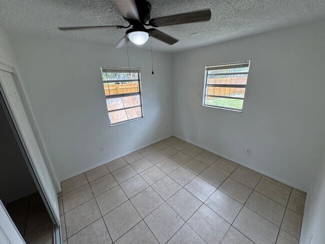 Building Photo - 300 NW 28th Way