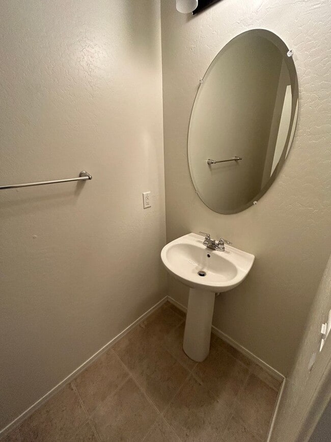 Building Photo - 4046 E Ranch Rd