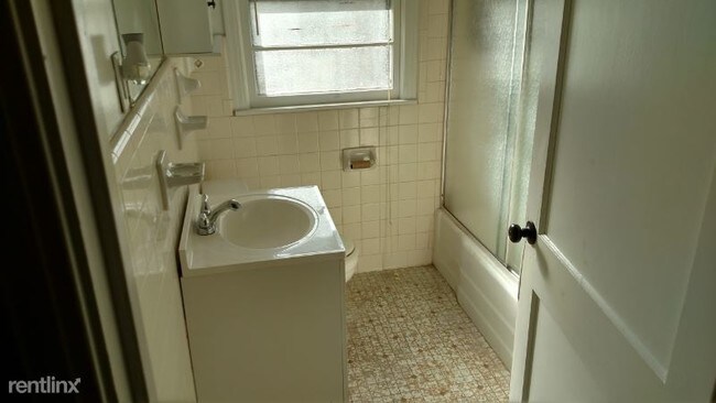 Building Photo - 4 br, 1 bath House - 808 Roselawn Dr.