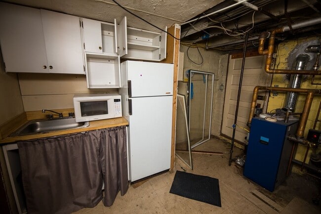 Building Photo - Charles Village 2bd/2ba Rowhome with Parking Spots, W/D and more! Available 7/20