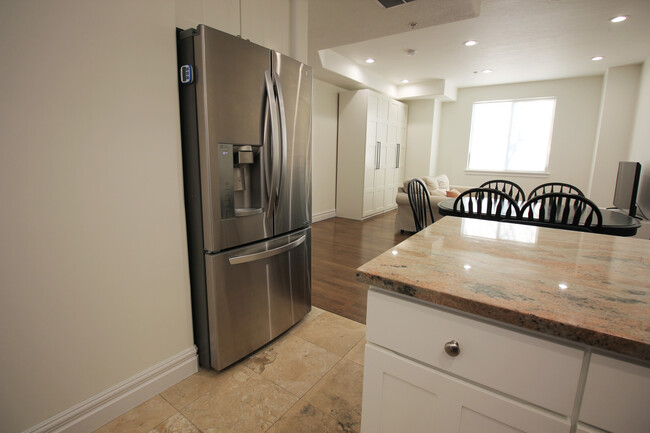 Building Photo - 625 E 200 S
