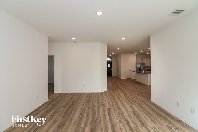 Building Photo - 7727 Jasmine Chase Dr