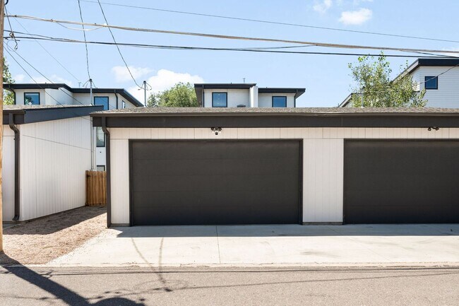 Building Photo - 3BD, 4BA Sunnyside Home With Office and Rooftop Deck
