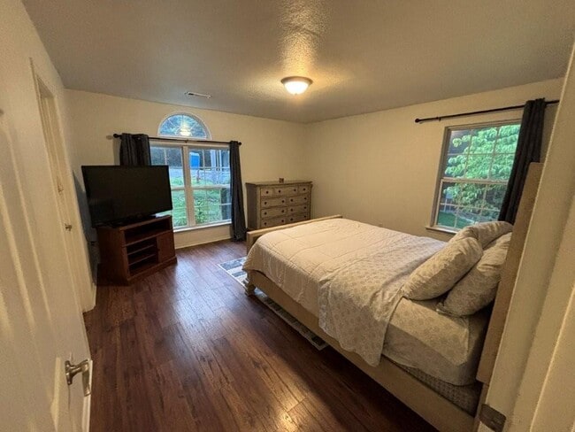 Building Photo - 6 Hart Ln