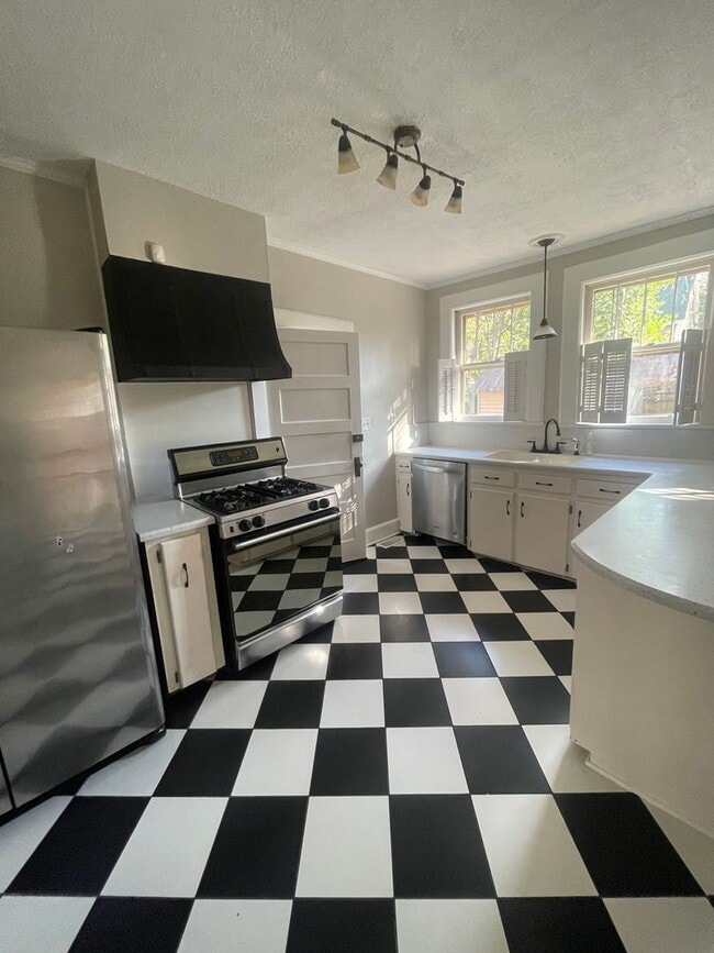 Building Photo - Brick 3 Bedroom Bungalow Available Now!