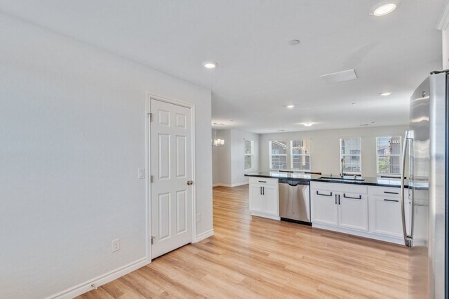 Building Photo - Spacious Three Story 3 Bed 3.5 Bath Smarth...