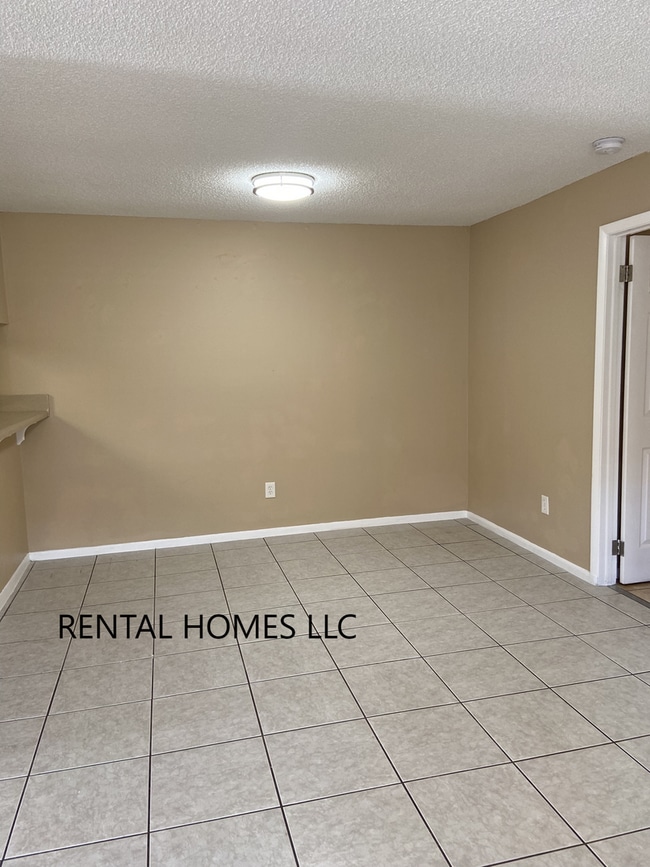 Building Photo - Patio Home, Minutes Away From UCF, Technol...