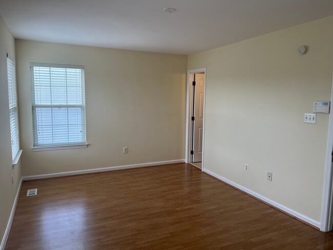 Building Photo - End Unit Townhouse In Centreville