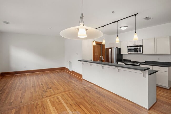 Building Photo - 55 1/2 Haywood St, Apt 3B
