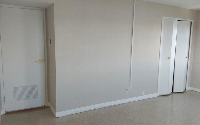 Building Photo - 10355 Paradise Blvd