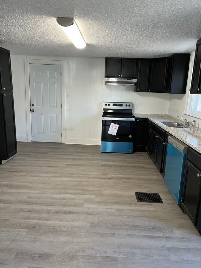 Building Photo - Recently Remodeled 3 bedroom 2 full bathro...