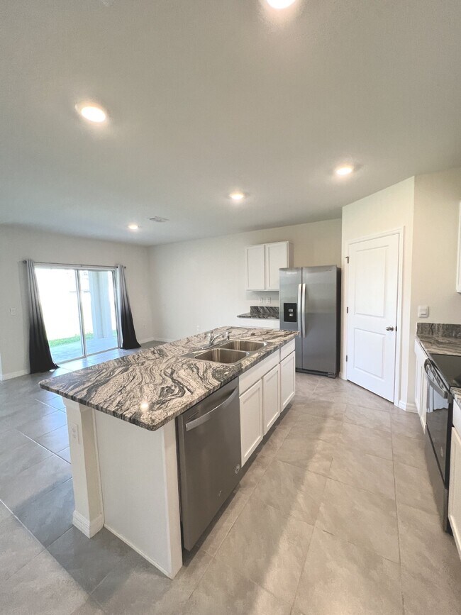 Building Photo - **4 bd/2bath Home available in the exclusive gated community of Lake Diamond!!!