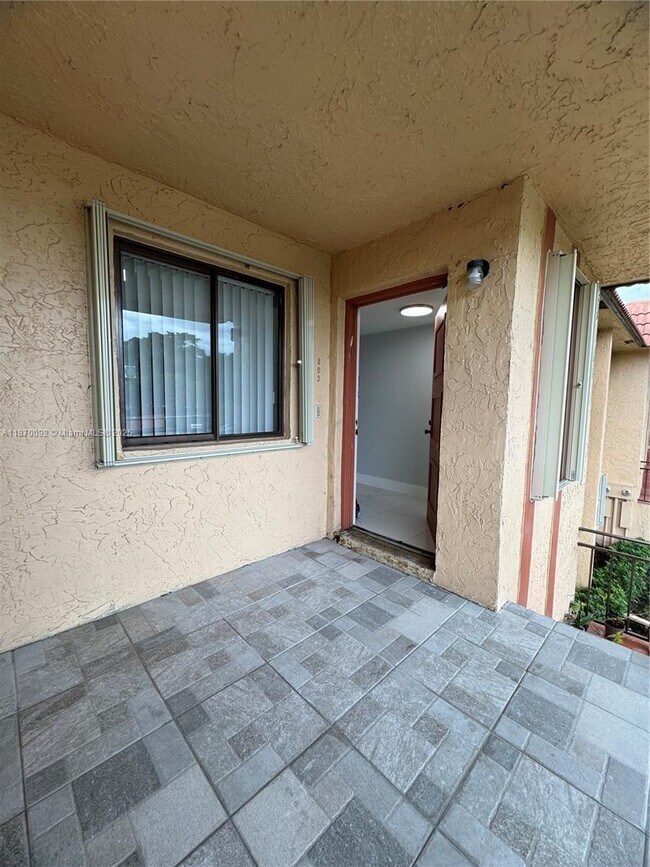 Building Photo - 150 Lakeview Dr