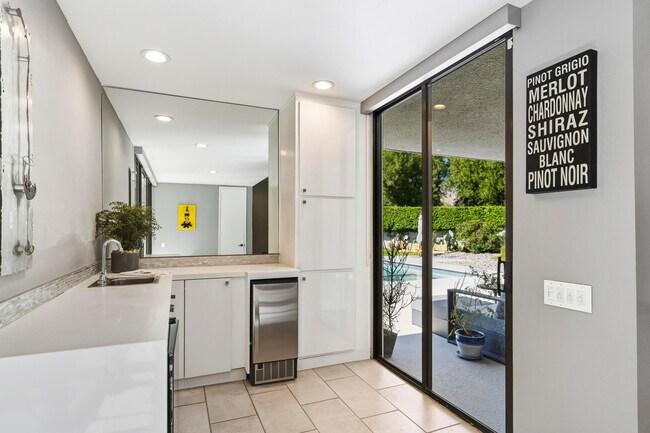 Building Photo - 1411 Via Isla