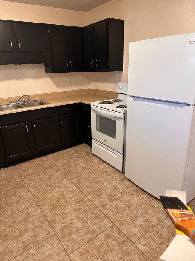 Building Photo - 3 Bedroom/ 1 1/2 Bath House - GREAT LOCATION