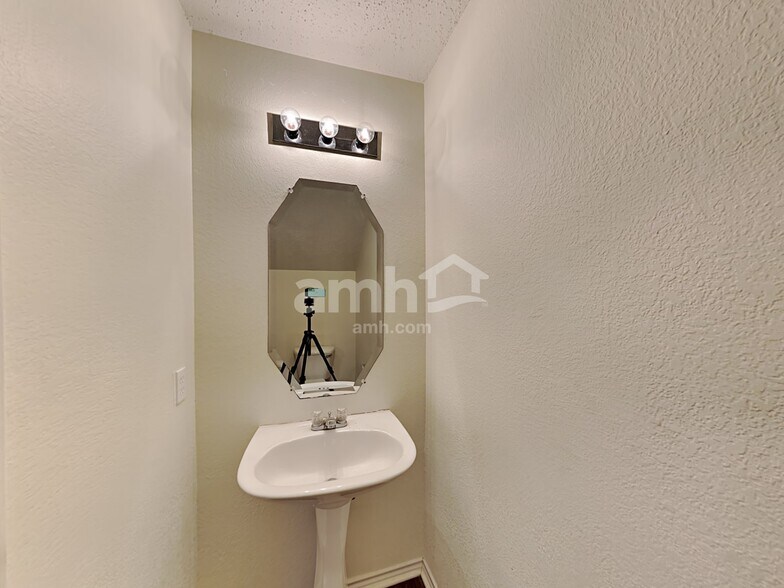 Building Photo - 6803 Lake Jackson Dr