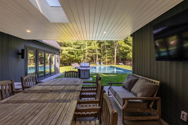 Building Photo - 500 Water Mill Towd Rd