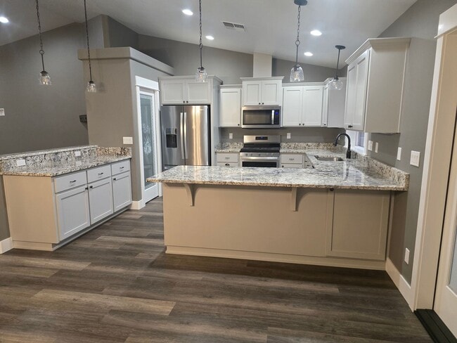 Building Photo - 3 bed 2 bath  Home for Rent in Grants Pass