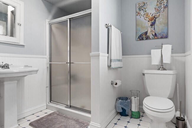 Building Photo - 100 S Amherst Ave