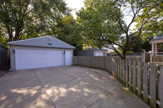 Building Photo - 3 Bedroom Lakewood Single House!