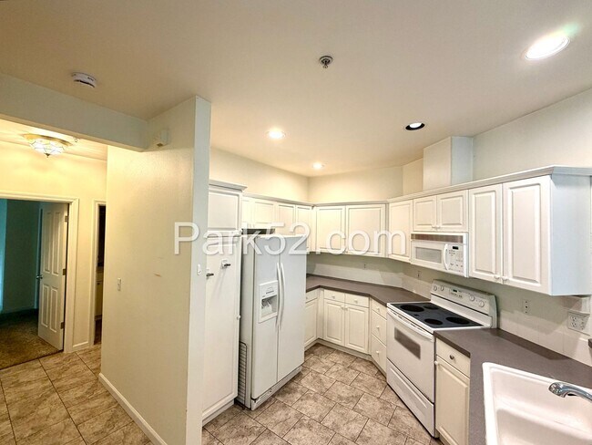 Building Photo - 2 Bedroom Plus Office Condo in DuPont!
