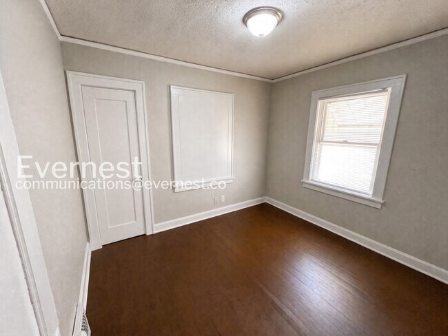 Building Photo - 3 Bed/1 Bath Home with Fenced Yard / Pet-Friendly / Vouchers Accepted / Coming Soon!