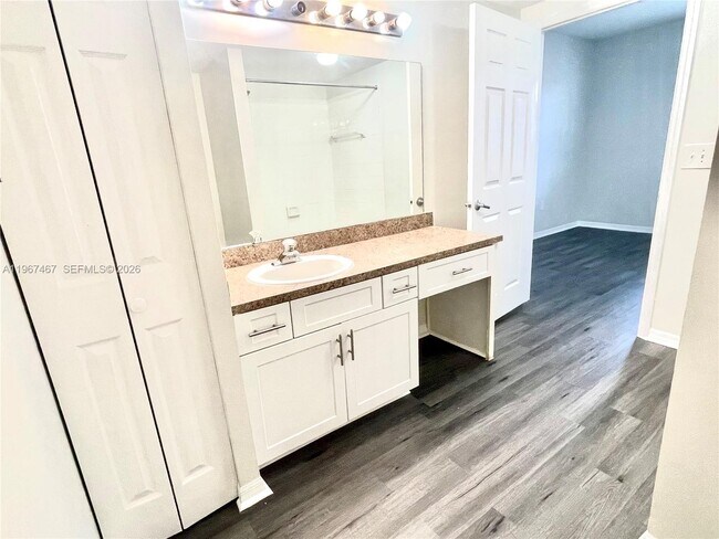 Building Photo - 100 SW 117th Terrace