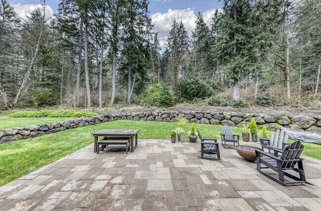 Building Photo - Gorgeous Large Home