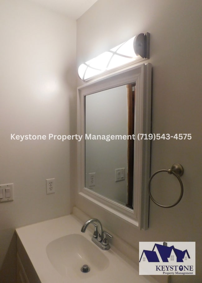 Building Photo - 879 S Bellflower Dr