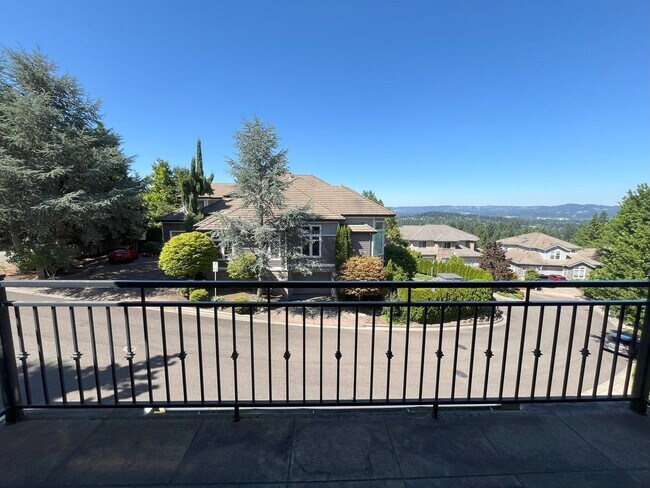 Building Photo - Elegant 4-Bedroom Luxury Home with Panoram...