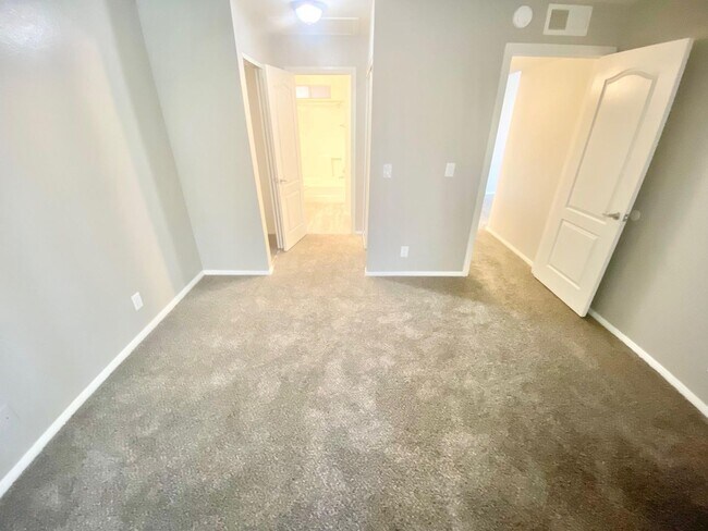 Building Photo - ADORABLE GATED CONDO LOCATED IN A GATED CO...