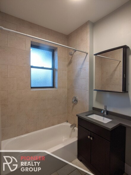 Building Photo - 4417 N Wolcott Ave