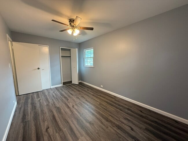 Building Photo - Meadow Dr