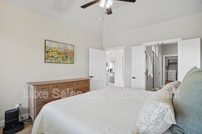 Building Photo - 4200 Abbey Pk Dr